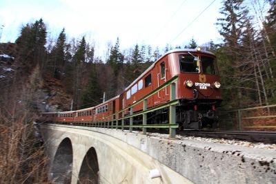 Pendel am Klausgraben
die 1099.010 zieht den Gösingpendler auf dem Rückweg nach Mariazell über den Klausgraben
Schlüsselwörter: 1099.010, Gösinpendler, Klausgraben