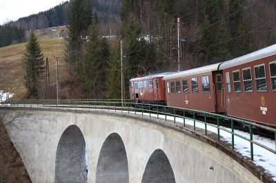 Bärli am Gösinggraben
die 1099.010 zieht ihren Ötscherbären über den Gösinggraben gen Gösing.
Schlüsselwörter: 1099.010, Ötcherbär, Gösinggraben