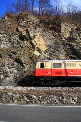 die 1099.14 vorm Fels
Die 1099.14 passiert gerade einen für die Trasse gebrochenen Felsen. Die winterlich tief stehende Sonne bildet hier schöne Schattenspiele.
Schlüsselwörter: 1099.14, Dirndltaler