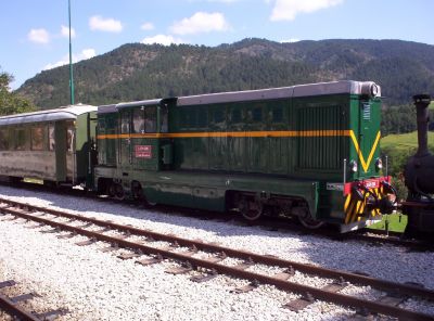 Romanian diesel engine L45H-096, now in service on Sargan mountain railway
In der deutschsprachigen Literatur wird diese Museumsbahn auch als Šarganbahn, im englischen Sprachraum als Sargan mountain railway bezeichnet, sinngemäß wäre der Name „Šarganska osmica“ am ehesten mit „Scharganer Achter“ treffend zu übersetzen.
Schlüsselwörter: L45H , L45H-096 , Sargan , Scharganer Achter