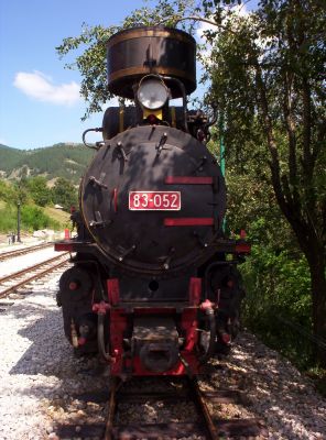 Front of 83-052. Mokra Gora, Serbia
In der deutschsprachigen Literatur wird diese Museumsbahn auch als Šarganbahn, im englischen Sprachraum als Sargan mountain railway bezeichnet, sinngemäß wäre der Name „Šarganska osmica“ am ehesten mit „Scharganer Achter“ treffend zu übersetzen.
Schlüsselwörter: 83 , 83-052 ,  Mokra Gora , Sargan