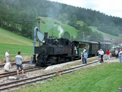 Ötscherland-Express
Die Uv 1 beim Wasserfassen im Bahnhof Pfaffenschlag.
