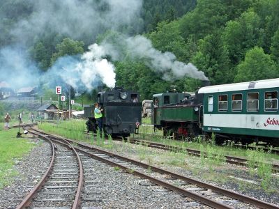 Bahnhof Lunz/See
Die Uv 1 fährt bei der Yv 2 im Bahnhof Lunz/See vorbei.
