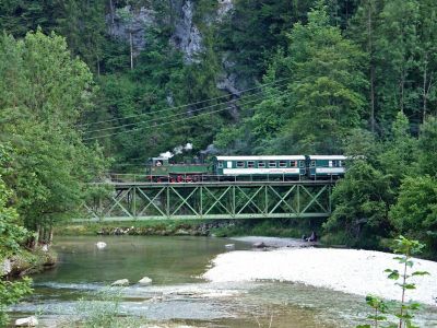 Holztrifterzug
Die Yv 2 mit ihrem Zug kurz nach dem 87 m langen Opponitzer Tunnel.
