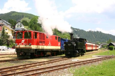 2095.007 und 298.102
Beim Umsetzten der Steyrtallok treffen sich neu (alt) und alt. 
Schlüsselwörter: 298.102, 2095, lunz