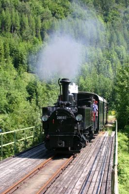 298.102
Die 298.102 fährt soeben auf die Pockaubachbrücke. Hier von der Brücke aus aufgenommen, eine seltene aber gute Perspektive. 
Schlüsselwörter: 298.102