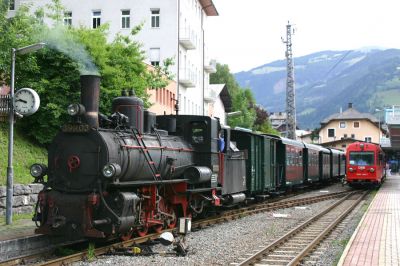 399.03
bespannt zum ersten mal das Pinzga Dampfzügl, hier am Schmalspurbahnsteig in Zell/See, nebenan wartet der 5090.006 auf die Abfahrt
