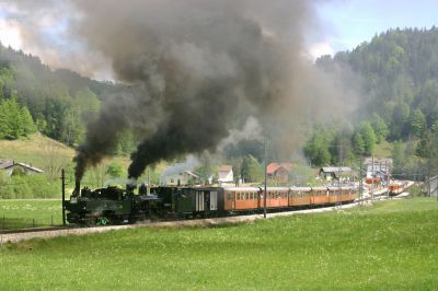 Bh.1 und Mh.6 Ausfahrt aus der "Laube"
Die Bh.1 und Mh.6 fahren am 5.5.07 unter Volldampf aus dem Bhf. Laubenbachmühle aus. 
Schlüsselwörter: Bh.1 , Mh.6 , Bh1 , Mh6