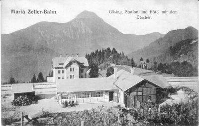 Gösing
Bahnhof Gösing und das Hotel im ursprünglichen Bauzustand, Postkarte aus der Zeit der Eröffnung der Bergstrecke

(Quelle: Sammlung E. Livingstone, Royston, UK)
Schlüsselwörter: Mariazellerbahn , MzB , Bergstrecke , Gösing