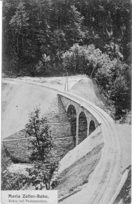 Heugrabenviadukt
Heugrabenviadukt bei Puchenstuben unmittelbar nach Fertigstellung der Bergstrecke, Postkarte aus der Zeit der Eröffnung der Bergstrecke

(Quelle: Sammlung E. Livingstone, Royston, UK)


Schlüsselwörter: Mariazellerbahn , MzB , Bergstrecke , Puchenstuben