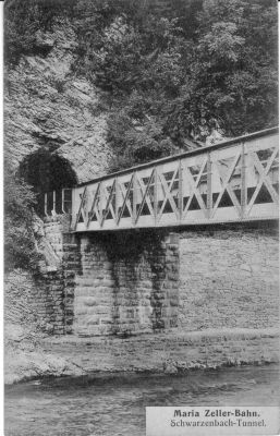 Schönautunnel und Pielachtunnel
Der heute als Schönautunnel bekannte Tunnel zwischen Schwarzenbach und Frankenfels, mit der Brücke über die Pielach. Offenbar wurde er auch Schwarzenbach-Tunnel genannt. Historische Postkarte

(Quelle: Sammlung E. Livingstone, Royston, UK)

Schlüsselwörter: Mariazellerbahn , MzB , Schönautunnel