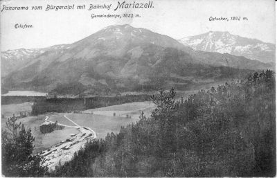 Bahnhof Mariazell
Panorama des Bahnhofes von Mariazell mit Erlaufsee, Gemeindealpe und Ötscher. Da sich die Gegend rund um den Bahnhof rasch durch Bautätigkeit veränderte, hier aber noch keinerlei sonstige Gebäude zu sehen sind, dürfte diese Aufnahme mit ziemlicher Sicherheit kurz nach Eröffnung der Bahn entstanden sein.
Postkarte aus der Zeit der Eröffnung der Bergstrecke

(Quelle: Sammlung E. Livingstone, Royston, UK)

Schlüsselwörter: Mariazellerbahn , MzB , Bergstrecke , Mariazell