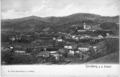 Kirchberg an der Pielach
Kirchberg an der Pielach, links im Vordergrund der Bahnhof mit dem Heizhaus, das nur bis 1909 in Betrieb war.
Historische Postkarte

(Quelle: Sammlung E. Livingstone, Royston, UK)

Schlüsselwörter: Mariazellerbahn , MzB , Kirchberg