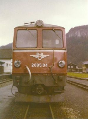 2095.04 in Bezau 1978
2095.04 am 23.10.1978 nach dem Umsetzen in Bezau bereit zur Rückfahrt nach Bregenz
Schlüsselwörter: Bregenzerwaldbahn, Bezau, 2095