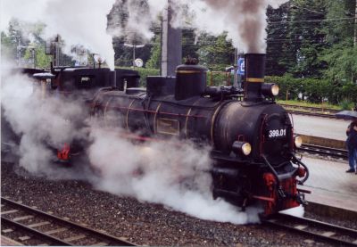 Letzte Fahrt der alten 399.01
Start im Bahnhof Zell am See.
Schlüsselwörter: 399 , 01 , Letzte Fahrt , Pinzgaubahn , Zell am See