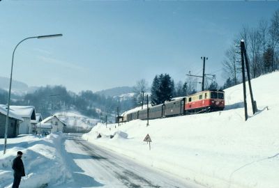 1099.001
Die 1099.001 ist an einem herrlichen Wintertag mit dem R 6804 zwischen Boding und Frankenfels unterwegs. Bei starkem Frachtanfall wurden den Personenzügen oft Güterwagen beigegeben
Scan vom Dia
Schlüsselwörter: 1099 , 001 , Mariazellerbahn , Talstrecke