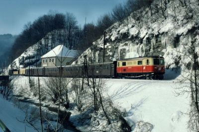 1099.001
Die 1099.001 ist an einem herrlichen Wintertag mit dem R 6804 kurz nach Frankenfels unterwegs. Bei starkem Frachtanfall wurden den Personenzügen oft Güterwagen beigegeben
Scan vom Dia
Schlüsselwörter: 1099 , 001 , Mariazellerbahn , Talstrecke