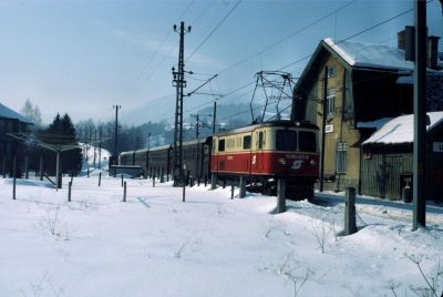 1099.001
Die 1099.001 erreicht mit dem R 6804 und angehängten Güterwagen den Bahnhof Loich
Scan vom Dia
Schlüsselwörter: 1099 , 001 , Mariazellerbahn , Talstrecke , Loich