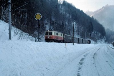 1099.001
Die 1099.001 ist mit dem R 6804 zwischen Schwarzenbach und Loich unterwegs. Diesem Zug wurden auch Güterwagen beigegeben
Scan vom Dia
Schlüsselwörter: 1099 ,  001 , Mariazellerbahn , Talstrecke