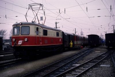 1099.002
Die 1099.002 hält mit dem R 6807 in Obergrafendorf
Das neue Messingschild sogar mit der Prüfziffer
Scan vom Dia
Schlüsselwörter: 1099 , 002 , Mariazellerbahn , Talstrecke , Obergrafendorf