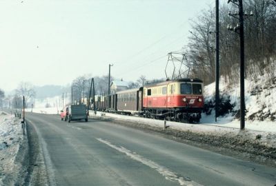 1099.003
Die 1099.003 ist an einem herrlichen Wintertag mit einem Güterzug zwischen Hofstetten und Kammerhof unterwegs
Scan vom Dia
Schlüsselwörter: 1099 , 003 , Mariazellerbahn , Talstrecke