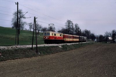 1099.003
Die 1099.003 ist mit dem R 6805 zwischen Kammerhof und Hofstetten unterwegs
Scan vom Dia
Schlüsselwörter: 1099 , 003 , Mariazellerbahn , Talstrecke