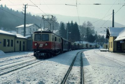 1099.003
Die 1099.003 steht an einem herrlichen Wintertag mit einem Güterzug im Bahnhof Kirchberg an der Pielach
Scan vom Dia
Schlüsselwörter: 1099 , 003 , Mariazellerbahn , Talstrecke , Kirchberg