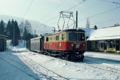 1099.003
Die 1099.003 erreicht an einem herrlichen Wintertag mit einem Güterzug den Bahnhof Kirchberg an der Pielach
Scan vom Dia
Schlüsselwörter: 1099 , 003 , Mariazellerbahn , Talstrecke , Kirchberg