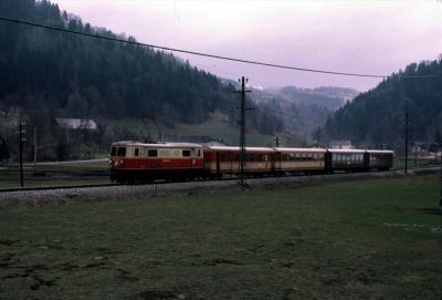 1099.003
Die 1099.003 verlässt mit dem R 6805 den Bahnhof Laubenbachmühle
Scan vom Dia
Schlüsselwörter: 1099 , 003 , Mariazellerbahn , Bergstrecke , Laubenbachmühle