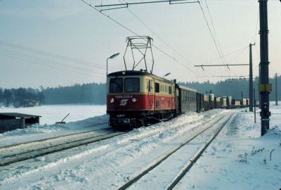 1099.003
An einem herrlichen Wintertag durchfährt die 1099.003 mit einem Güterzug den Bahnhof Schwadorf
Scan vom Dia
Schlüsselwörter: 1099 , 003 , Mariazellerbahn , Talstrecke , Schwadorf