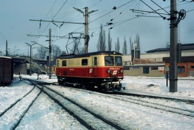 1099.003
Die 1099.003 ist mit einem Güterzug im Alpenbahnhof angekommen und fährt nun in die Remise
Scan vom Dia
Schlüsselwörter: 1099 , 003 , Mariazellerbahn , Talstrecke , Alpenbahnhof