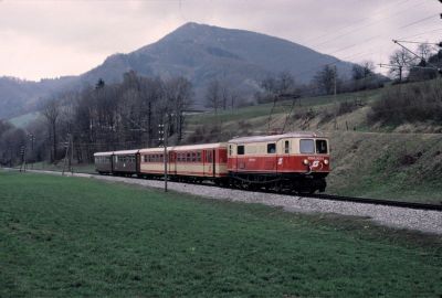 1099.003
Die 1099.003 ist mit dem R 6805 zwischen Tradigist und Kirchberg unterwegs
Scan vom Dia
Schlüsselwörter: 1099 , 003 , Mariazellerbahn , Talstrecke