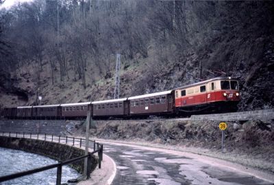 1099.005
Die 1099.005 ist mit dem reinrassig braunen R 6804 in der Talenge zwischen Frankenfels und Schwarzenbach unterwegs
Scan vom Dia
Schlüsselwörter: 1099 , 005 , Mariazellerbahn , Talstrecke