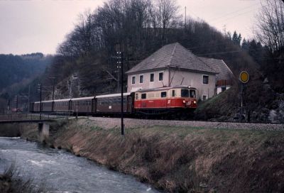 1099.005
Ein klassisches Fotomotiv: Die 1099.005 mit dem reinrassig braunen R 6804 beim alten Einfahr-Vorsignal von Frankenfels
Scan vom Dia
Schlüsselwörter: 1099 , 005 , Mariazellerbahn , Talstrecke