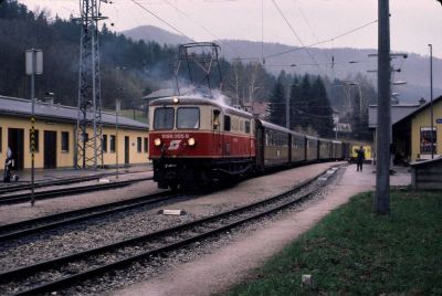 1099.005
Die 1099.005 hat mit dem R 6804 soeben den Bahnhof Kirchberg an der Pielach erreicht.
Scan vom Dia
Schlüsselwörter: 1099 , 005 , Mariazellerbahn , Talstrecke , Kirchberg