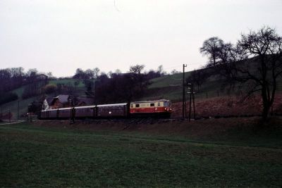 1099.005
Die 1099.005 mit dem reinrassig braunen R 6804 zwischen Mainburg und Hofstetten
Scan vom Dia
Schlüsselwörter: 1099 , 005 , Mariazellerbah n, Talstrecke