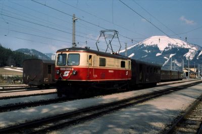 1099.005
Die 1099.005 steht mit einem klassisch kurzen Zug für die Fahrt nach Gußwerk im Bahnhof Mariazell vor der Kulisse der Gemeindealpe bereit.
Scan vom Dia
Schlüsselwörter: 1099 , 005 , Mariazellerbahn , Mariazell , Gußwerk