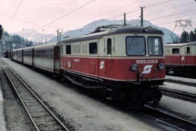 1099.005
Die 1099.005 steht mit dem R 6804 in Mariazell bereit.
Scan vom Dia
Schlüsselwörter: 1099 , 005 , Mariazellerbahn , Bergstrecke , Mariazell