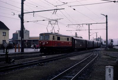 1099.005
Die 1099.005 fährt soeben mit dem R 6804 in Obergrafendorf ein
Scan vom Dia
Schlüsselwörter: 1099 , 005 , Mariazellerbahn , Talstrecke , Obergrafendorf