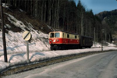 1099.005
Die 1099.005 ist mit dem GmP 81201 kurz vor Rasing Richtung Gußwerk unterwegs. Für die Jahreszeit gab es noch beachtliche Schneemengen
Scan vom Dia
Schlüsselwörter: 1099 , 005 , Mariazellerbahn , Mariazell , Gußwerk