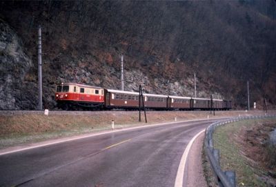 1099.005
Die 1099.005 mit dem R 6804 zwischen Schwarzenbach und Loich
Scan vom Dia
Schlüsselwörter: 1099 , 005 , Mariazellerbahn , Talstrecke