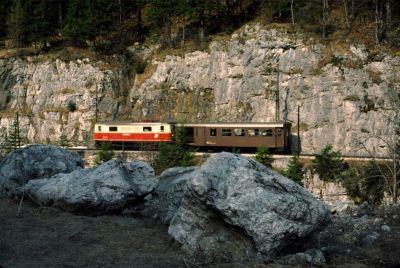 1099.005
Die 1099.005 ist mit dem GmP 81201 im felsigen Abschnitt zwischen Sigmundsberg und Gußwerk unterwegs. Die "beachtliche" Zuglänge machte diesen Aufnahmewinkel einfach
Scan vom Dia
Schlüsselwörter: 1099 , 005 , Mariazellerbahn , Mariazell , Gußwerk