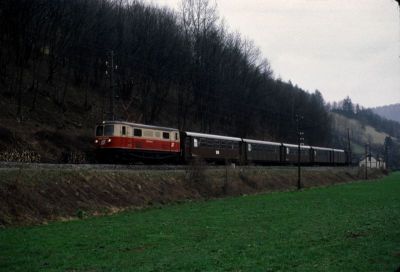 1099.005
Die 1099.005 ist mit dem reinrassig braunen R 6804 zwischen Tradigist und Steinklamm unterwegs
Scan vom Dia
Schlüsselwörter: 1099 , 005 , Mariazellerbahn , Talstrecke