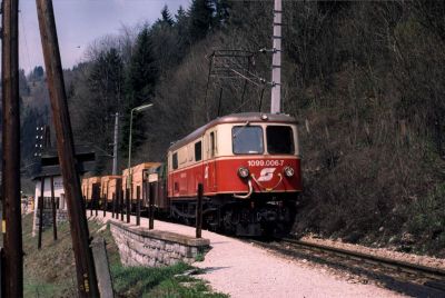 1099.006
Die 1099.006 durchfährt mit einem Güterzug die Haltestelle Boding
Scan vom Dia
Schlüsselwörter: 1099 , 006 , Mariazellerbahn , Talstrecke , Boding