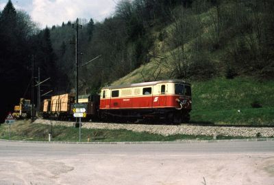 1099.006
Die 1099.006 mit einem Güterzug zwischen Frankenfels und Schwarzenbach
Scan vom Dia
Schlüsselwörter: 1099 ,  006 , Mariazellerbahn , Talstrecke