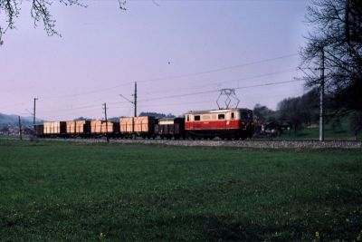 1099.006
Die 1099.006 mit einem Güterzug zwischen Hofstetten und Kammerhof
Scan vom Dia
Schlüsselwörter: 1099 , 006 , Mariazellerbahn , Talstrecke