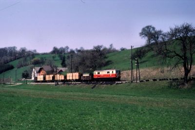 1099.006
Die 1099.006 ist mit einem Güterzug zwischen Hofstetten und Kammerhof Richtung St. Pölten unterwegs
Scan vom Dia
Schlüsselwörter: 1099 , 006 , Mariazellerbahn , Talstrecke