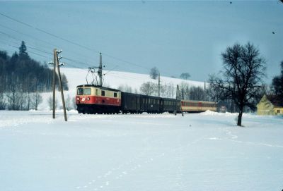 1099.006
An einem herrlichen Wintertag ist die 1099.006 mit dem R 6807 zwischen Kammerhof und Hofstetten unterwegs
Scan vom Dia
Schlüsselwörter: 1099 , 006 , Mariazellerbahn , Talstrecke