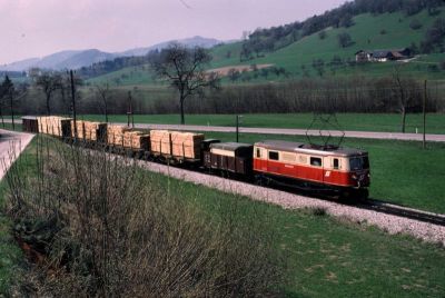 1099.006
Die 1099.006 fährt mit einem Güterzug zwischen Kirchberg und Tradigist Richtung St. Pölten
Scan vom Dia
Schlüsselwörter: 1099 , 006 , Mariazellerbahn , Talstrecke