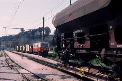 1099.006
Die 1099.006 steht in Klangen mit einem "Berg-Güterzug" ausschließlich bestehend aus Schmalspurwagen. Ein "Tal-Güterzug" mit Rollwagen ist gerade abgefahren
Scan vom Dia
Schlüsselwörter: 1099 , 006 , Mariazellerbahn , Talstrecke , Klangen